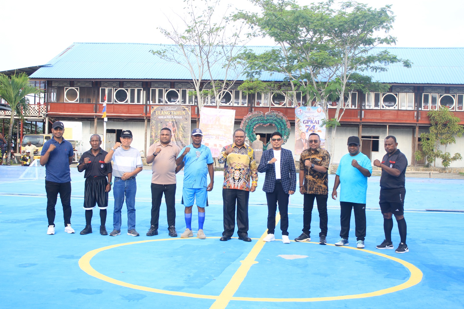 Bupati Manokwari Buka Resmi Kegiatan Lomba HUT Pekabaran Injil GPKAI ke-74 dengan Tendangan Simbolis